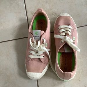 Cariuma  canvas sneakers. Colour Rose.  Size 9 EU 40